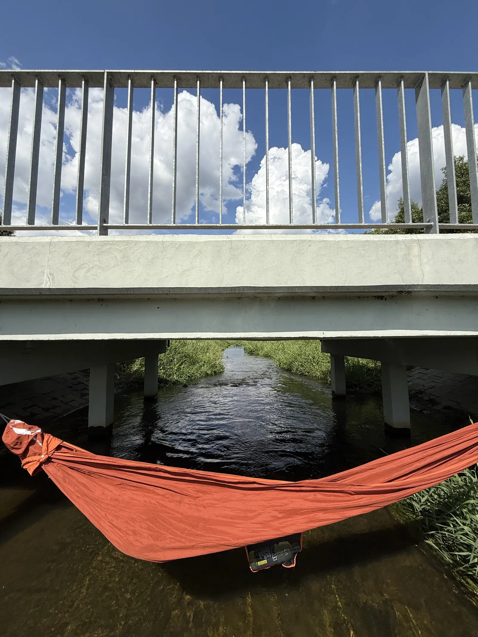 Hamak rozpięty nad rzeką