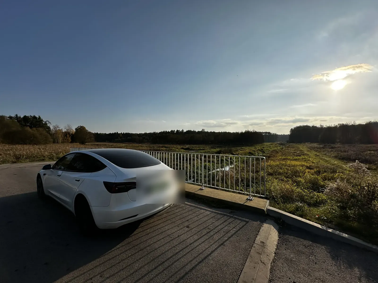 Tesla na drodze o zachodzie słońca